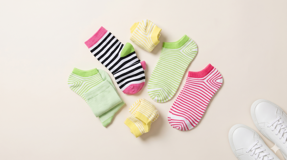 Bunte gestreifte Damensocken mit weißen Sneakern – Styling-Guide