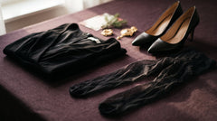 Schwarzes Kleid, Pumps und feine schwarze Strumpfhose für Weihnachtsfeier und Silvester