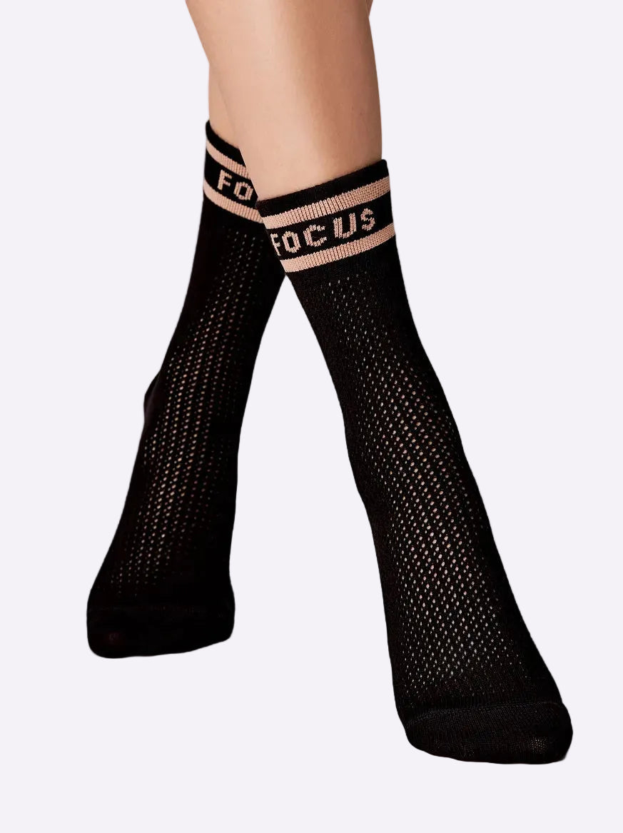 Lange Socken mit Ajourmuster Schwarz " Focus - Here"