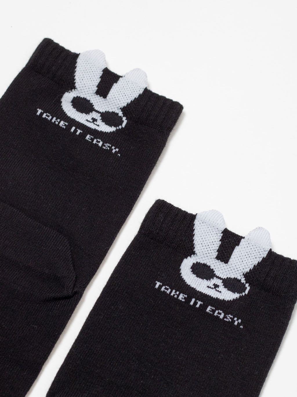 Bunte Damensocken mit süßem Hasenmotiv in Schwarz, aus hochwertigen Materialien gefertigt. Perfekt als Geschenk oder um Ihre Garderobe aufzupeppen