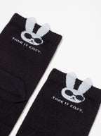 Bunte Damensocken mit süßem Hasenmotiv in Schwarz, aus hochwertigen Materialien gefertigt. Perfekt als Geschenk oder um Ihre Garderobe aufzupeppen