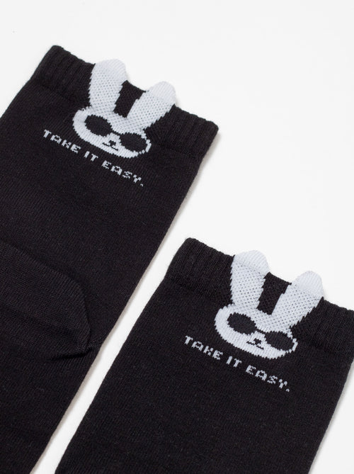 Bunte Damensocken mit süßem Hasenmotiv in Schwarz, aus hochwertigen Materialien gefertigt. Perfekt als Geschenk oder um Ihre Garderobe aufzupeppen