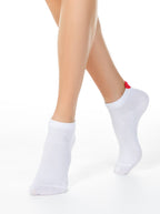 Damen Sneaker Socken mit Herzchen weiß Conte getragen