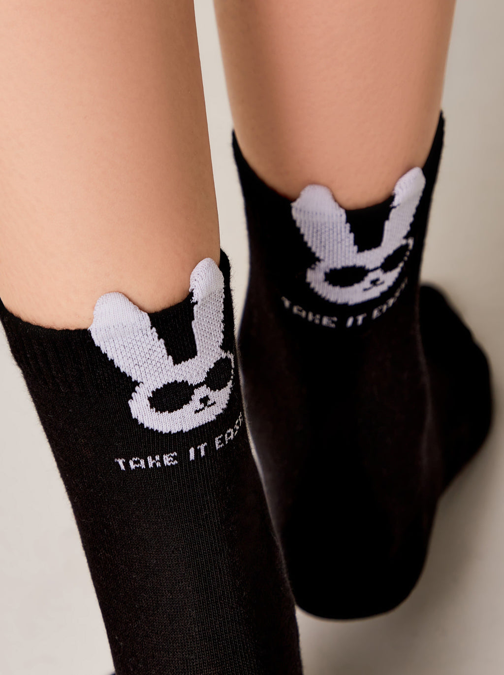 Damensocken mit süßem 3D Hasenmotiv in Schwarz